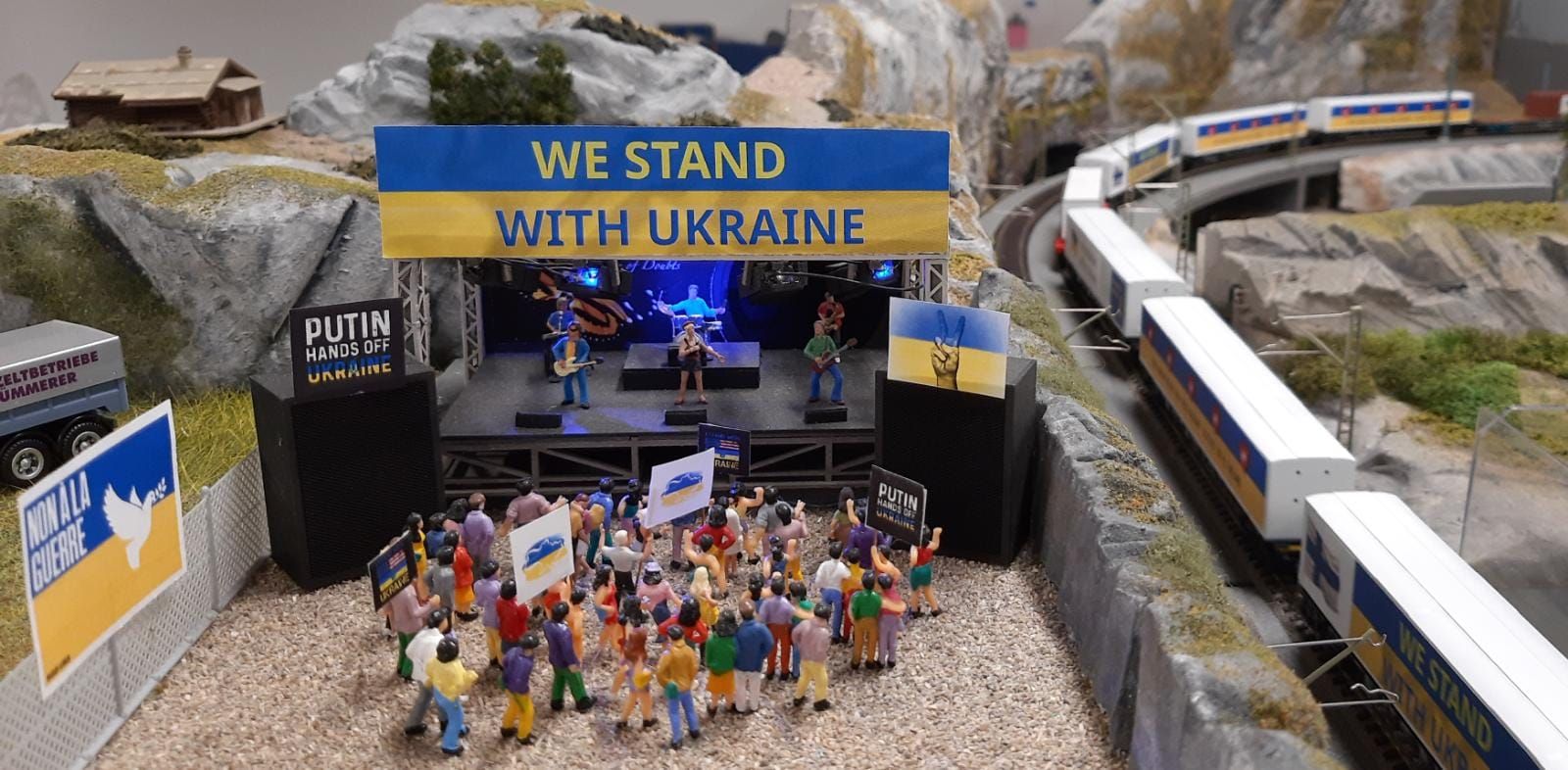 Ukrainaa kannattava mielenosoitus Alppiradalla